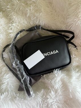 Black Pebbled-Texture Crossbody Camera Bag